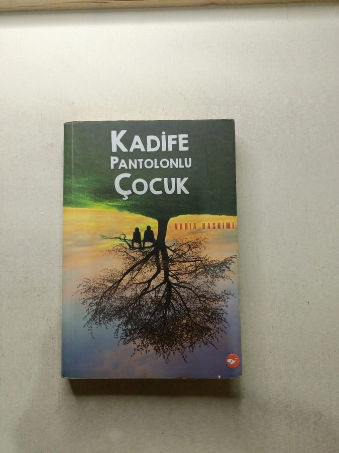 Kadife Pantolonlu Çocuk